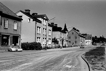 Pilgatan med hus i vänsterkanten och vägbana i högerkanten av bilden.