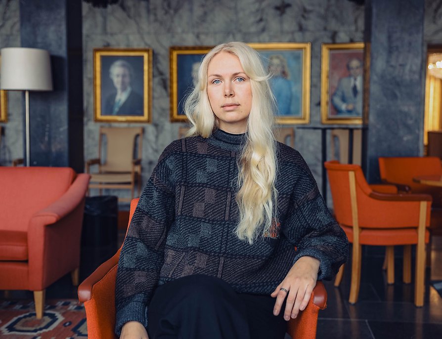 Caroline Andersson i en fåtölj