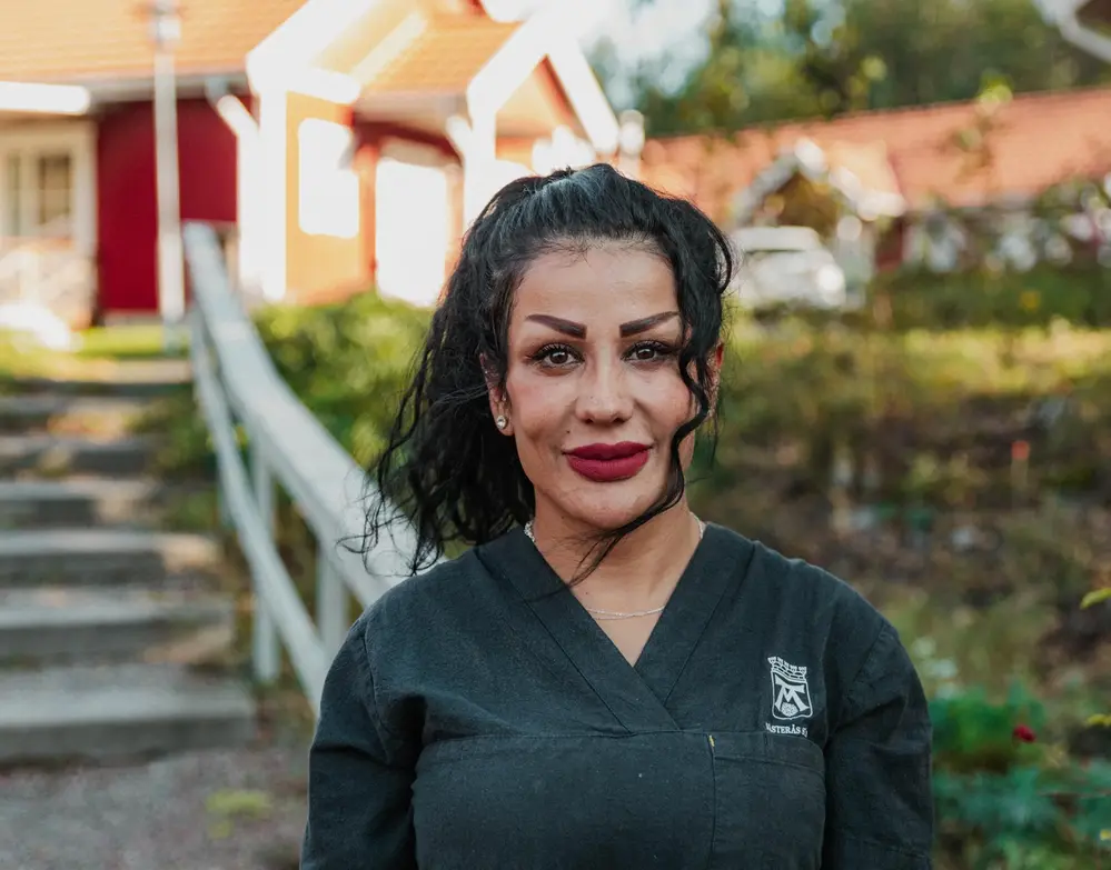 Kvinna i svart tröja med Västerås stads logotyp, visar en medarbetare